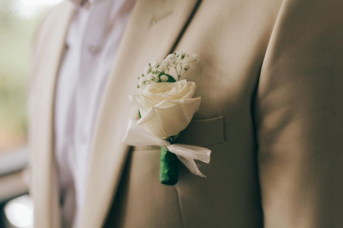 Beżowy garnitur na wesele