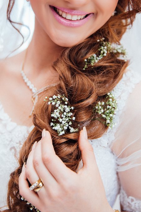 Fryzura z kwiatami we włosach na wesele