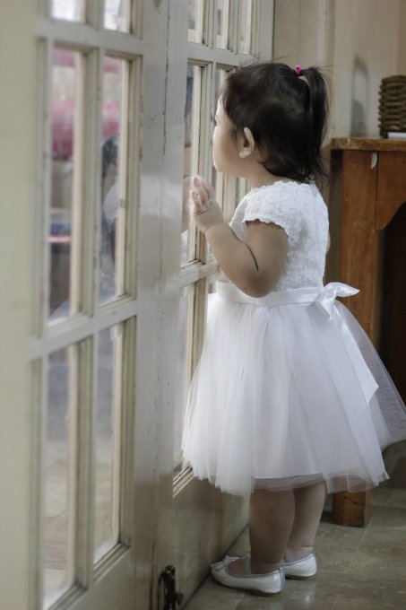 Mała dziewczynka w białej sukience